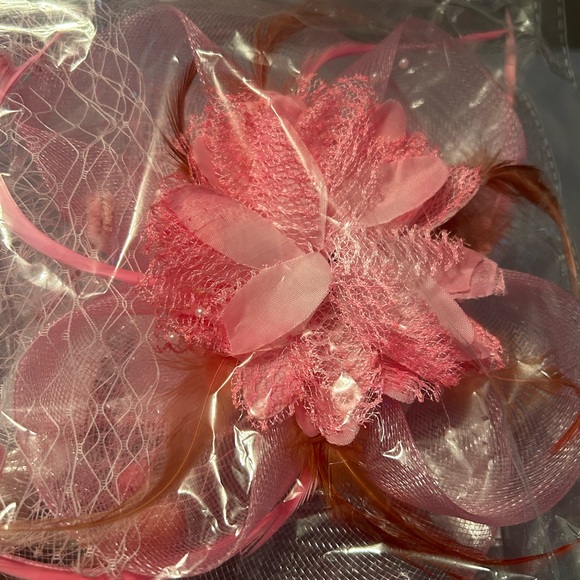 Pink fascinator hat headband head piece flower feather derby clip net - Picture 10 of 11
